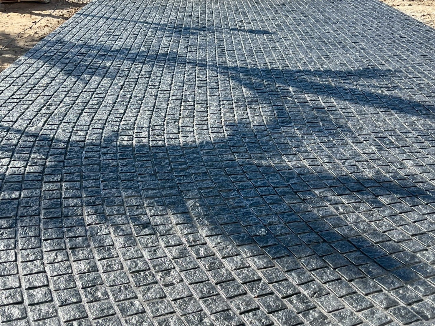 หินลูกเต๋าปูพื้น COBBLESTONE แบบแผ่นสำเร็จ MODERN DECOR ผิวธรรมชาติ ข้างตัดเรียบ โม่ลบมุม 50X55X3 ซม. หินธรรมชาติแกรนิตสีดำ ลายเรียงสลับ_7